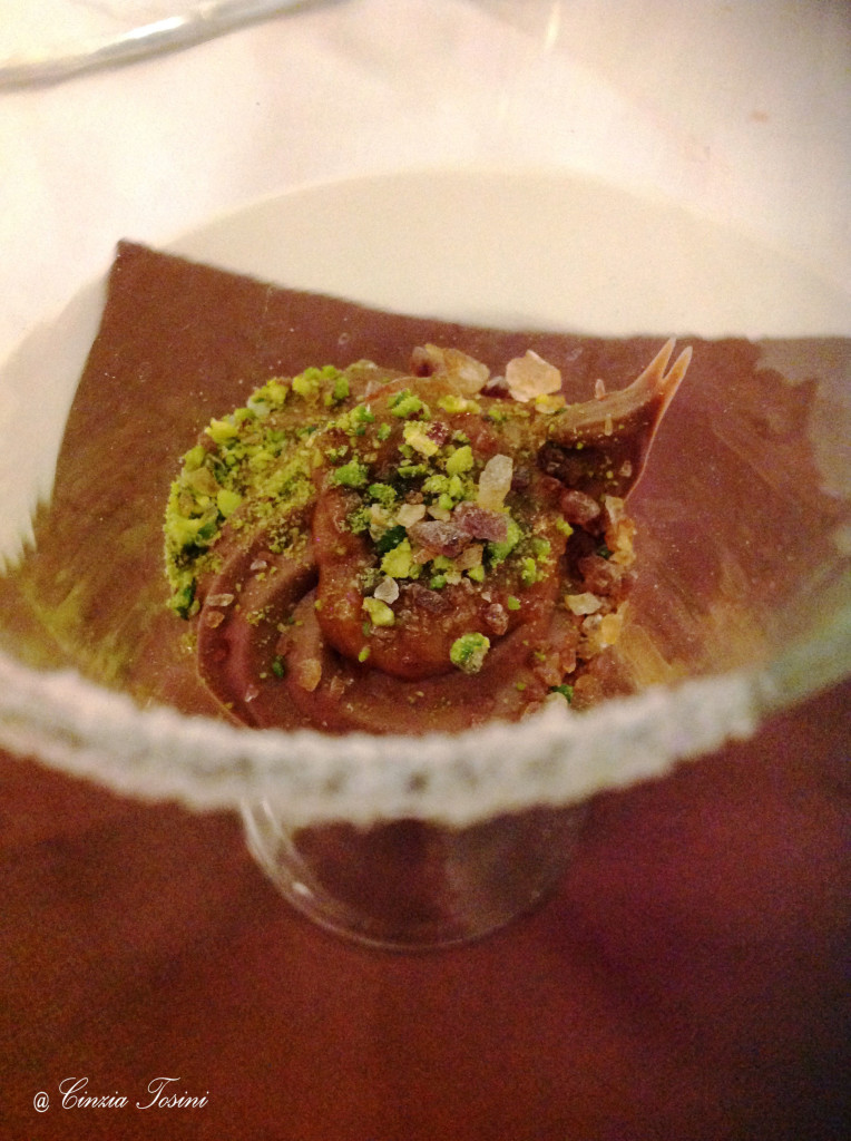 Mousse di cioccolato fondente con cristalli di zucchero integrali e salsa al mou