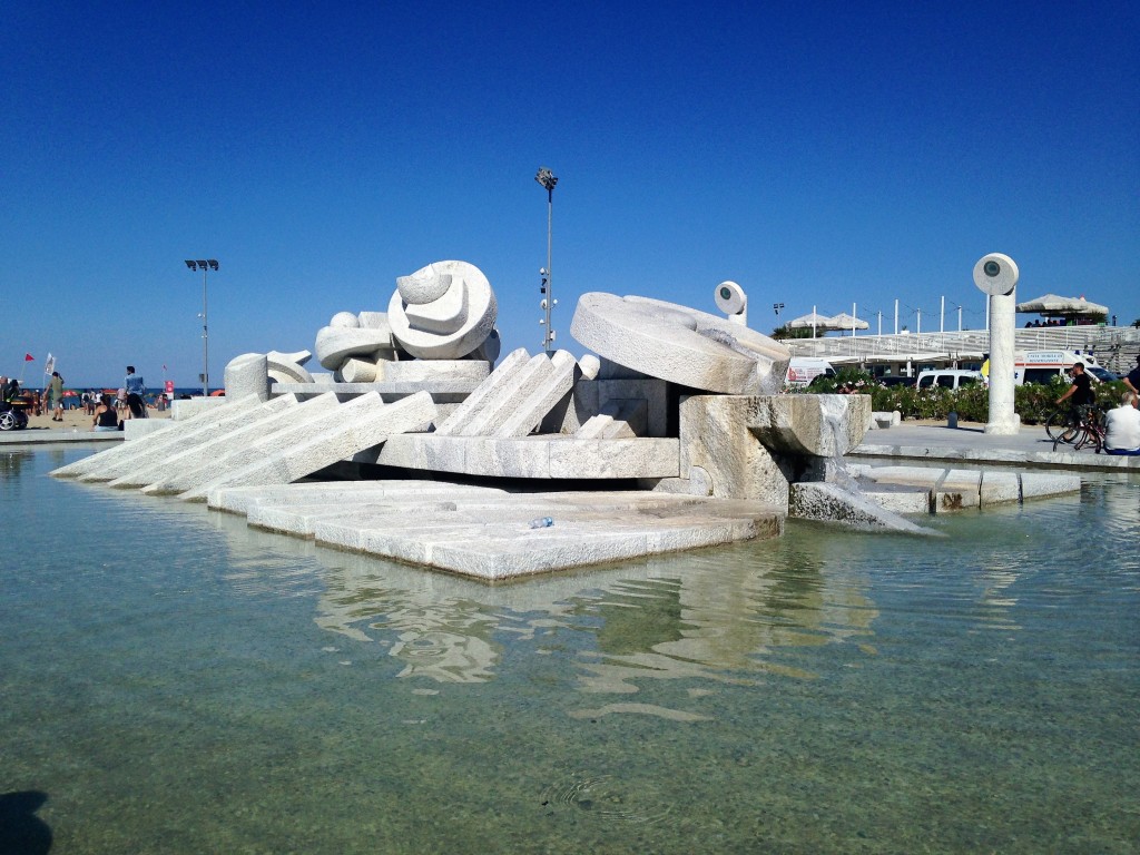 La fontana “La Nave” di Pietro Cascella